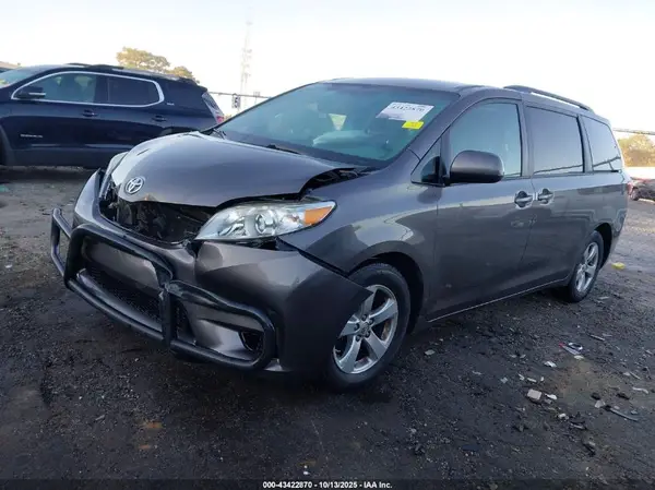 5TDKZ3DC7HS798123 2017 TOYOTA SIENNA - Image 2