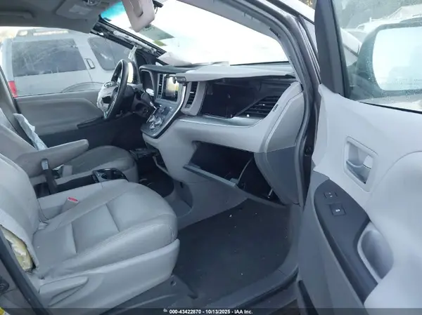 5TDKZ3DC7HS798123 2017 TOYOTA SIENNA - Image 8