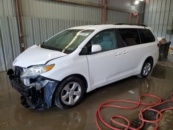 5TDKZ3DC7HS799627 2017 TOYOTA SIENNA - Image 1
