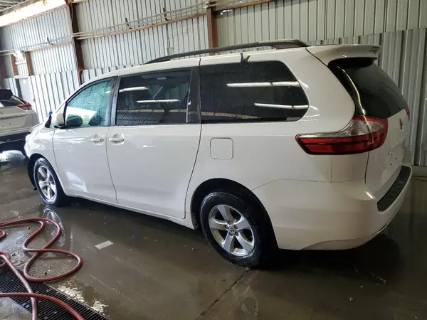 5TDKZ3DC7HS799627 2017 TOYOTA SIENNA - Image 2