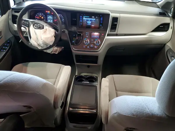 5TDKZ3DC7HS799627 2017 TOYOTA SIENNA - Image 8