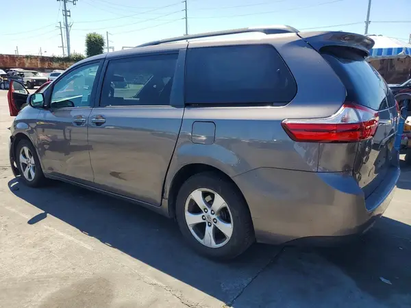 5TDKZ3DC7HS801232 2017 TOYOTA SIENNA - Image 2