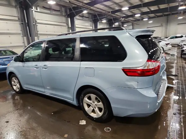 5TDKZ3DC7HS805166 2017 TOYOTA SIENNA - Image 2