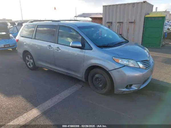 5TDKZ3DC7HS811047 2017 TOYOTA SIENNA - Image 1