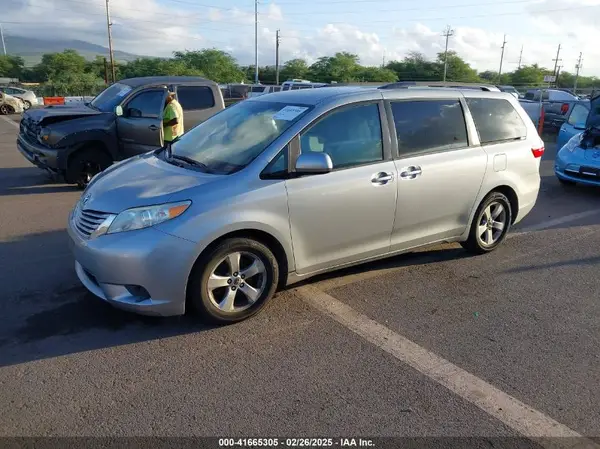 5TDKZ3DC7HS811047 2017 TOYOTA SIENNA - Image 2