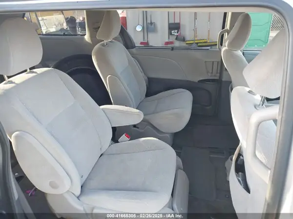 5TDKZ3DC7HS811047 2017 TOYOTA SIENNA - Image 8