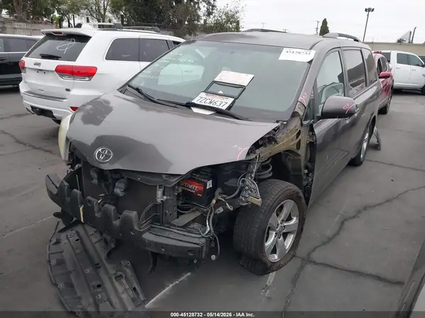 5TDKZ3DC7HS819701 2017 TOYOTA SIENNA - Image 2