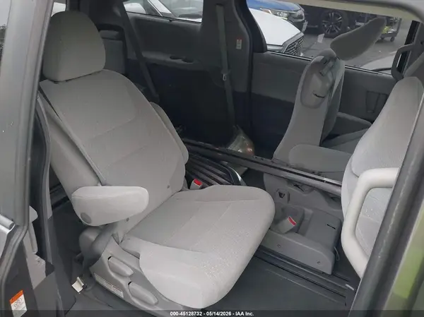 5TDKZ3DC7HS819701 2017 TOYOTA SIENNA - Image 8