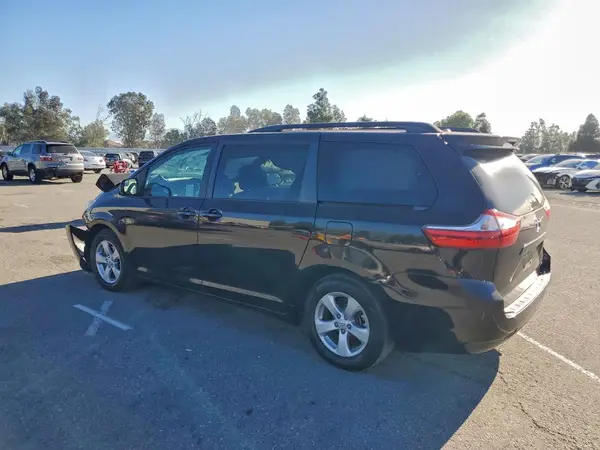 5TDKZ3DC7HS821772 2017 TOYOTA SIENNA - Image 2
