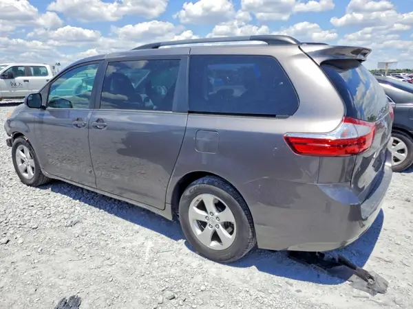 5TDKZ3DC7HS822050 2017 TOYOTA SIENNA - Image 2