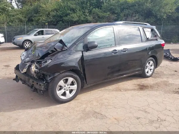 5TDKZ3DC7HS824610 2017 TOYOTA SIENNA - Image 2