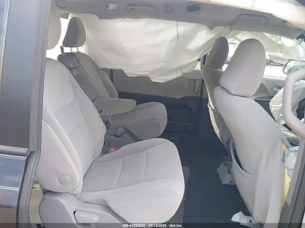 5TDKZ3DC7HS824610 2017 TOYOTA SIENNA - Image 8