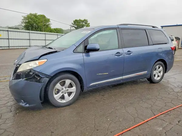 5TDKZ3DC7HS824705 2017 TOYOTA SIENNA - Image 1