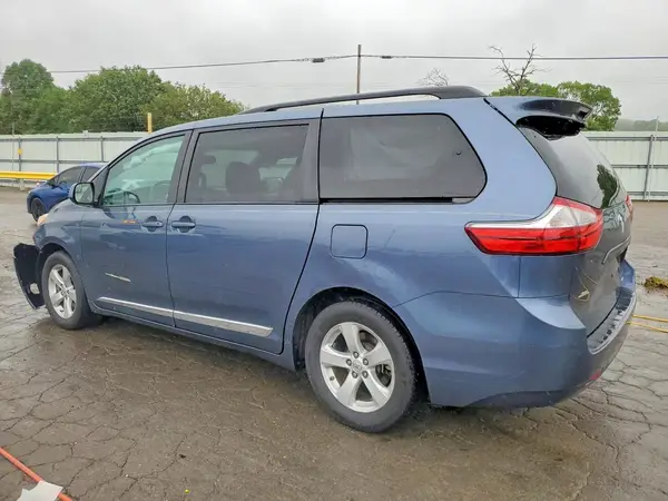 5TDKZ3DC7HS824705 2017 TOYOTA SIENNA - Image 2
