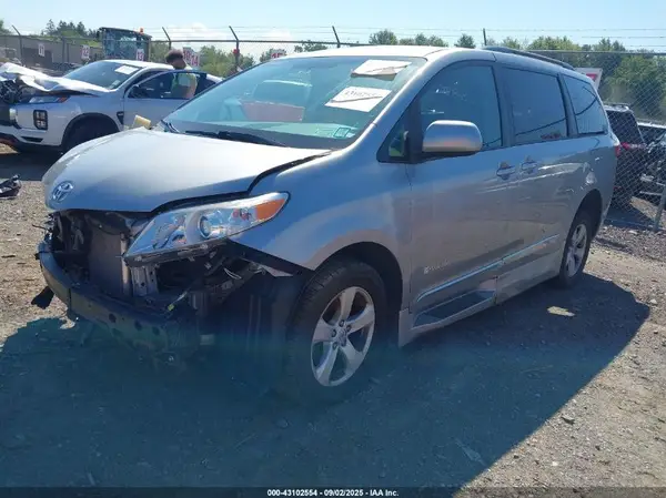 5TDKZ3DC7HS826423 2017 TOYOTA SIENNA - Image 2