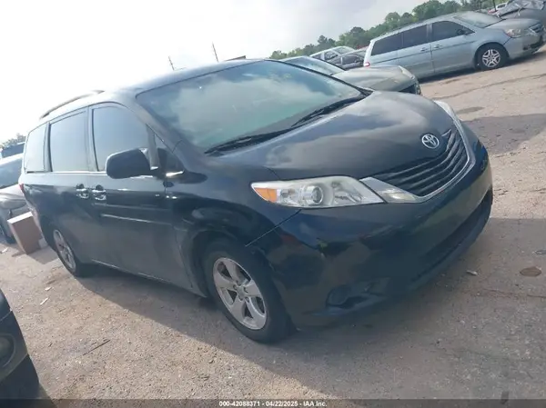 5TDKZ3DC7HS827068 2017 TOYOTA SIENNA - Image 1