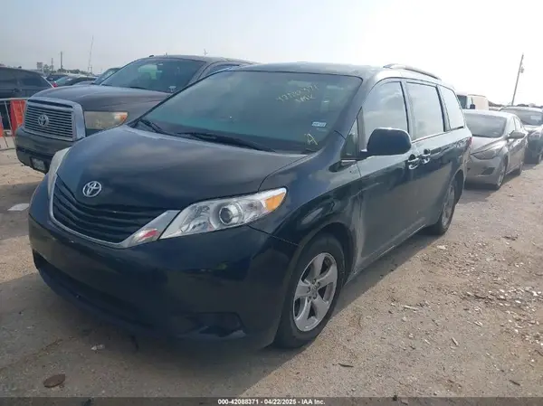 5TDKZ3DC7HS827068 2017 TOYOTA SIENNA - Image 2