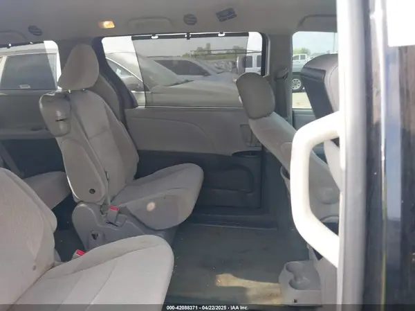5TDKZ3DC7HS827068 2017 TOYOTA SIENNA - Image 8