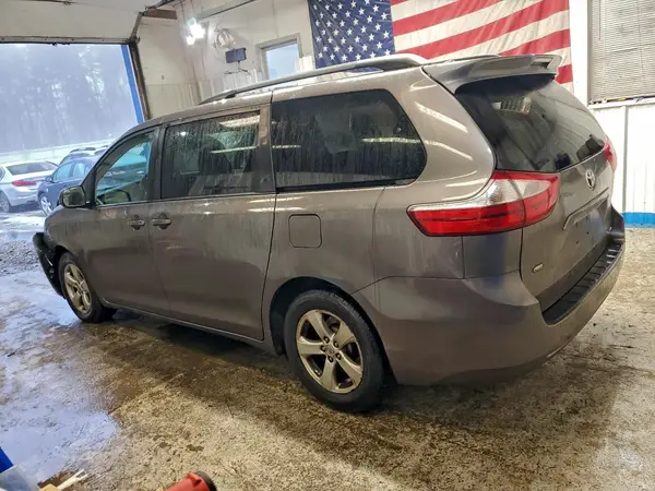 5TDKZ3DC7HS831069 2017 TOYOTA SIENNA - Image 2