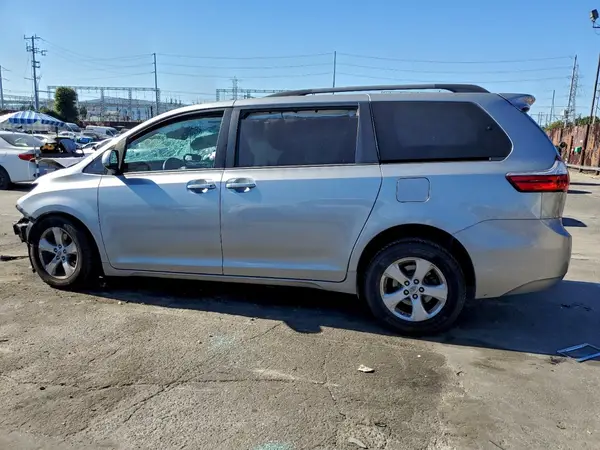 5TDKZ3DC7HS833887 2017 TOYOTA SIENNA - Image 2