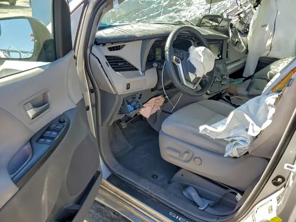 5TDKZ3DC7HS833887 2017 TOYOTA SIENNA - Image 8