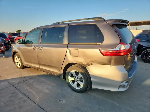 5TDKZ3DC7HS834893 2017 TOYOTA SIENNA - Image 2