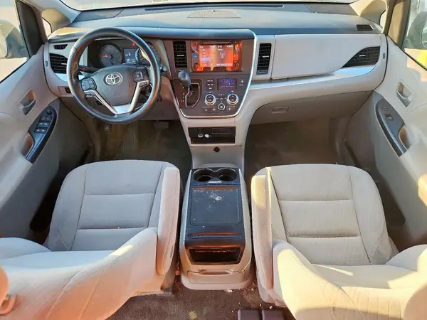 5TDKZ3DC7HS834893 2017 TOYOTA SIENNA - Image 8