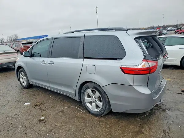 5TDKZ3DC7HS836630 2017 TOYOTA SIENNA - Image 2