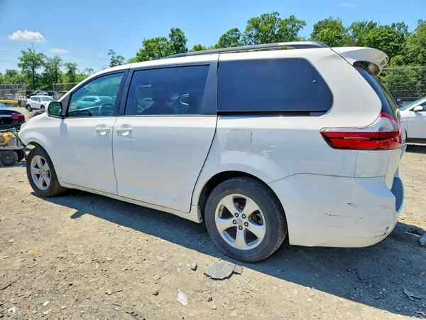 5TDKZ3DC7HS837230 2017 TOYOTA SIENNA - Image 2