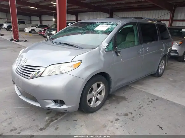 5TDKZ3DC7HS840158 2017 TOYOTA SIENNA - Image 2