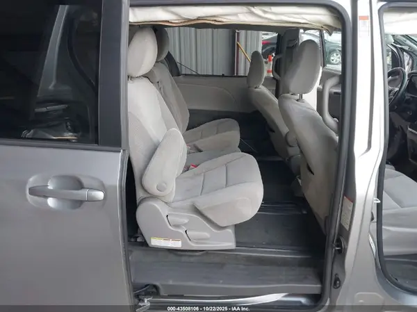 5TDKZ3DC7HS840158 2017 TOYOTA SIENNA - Image 8