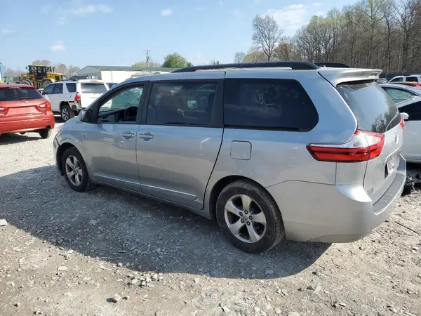 5TDKZ3DC7HS840791 2017 TOYOTA SIENNA - Image 2