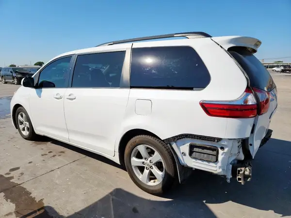 5TDKZ3DC7HS842234 2017 TOYOTA SIENNA - Image 2