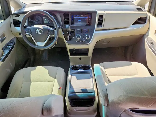 5TDKZ3DC7HS842234 2017 TOYOTA SIENNA - Image 8