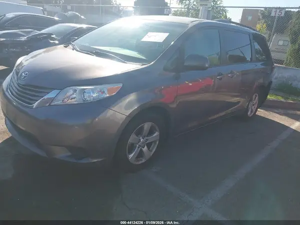 5TDKZ3DC7HS842766 2017 TOYOTA SIENNA - Image 2