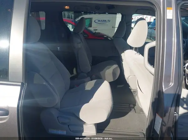 5TDKZ3DC7HS842766 2017 TOYOTA SIENNA - Image 8
