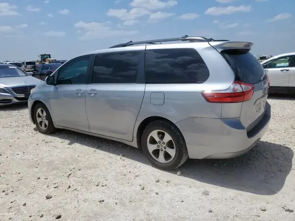 5TDKZ3DC7HS843304 2017 TOYOTA SIENNA - Image 2