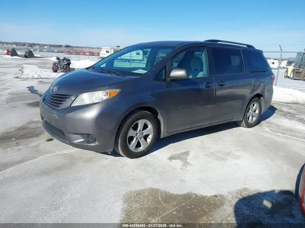 5TDKZ3DC7HS845733 2017 TOYOTA SIENNA - Image 2