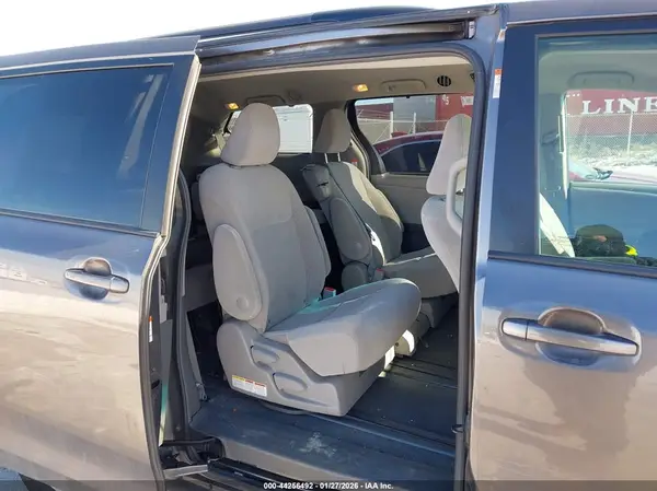 5TDKZ3DC7HS845733 2017 TOYOTA SIENNA - Image 8