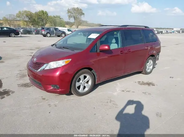 5TDKZ3DC7HS845991 2017 TOYOTA SIENNA - Image 2