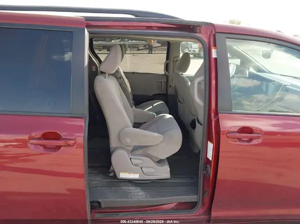 5TDKZ3DC7HS845991 2017 TOYOTA SIENNA - Image 8