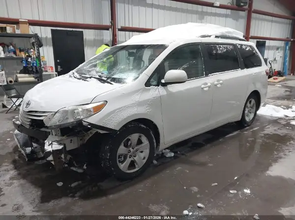 5TDKZ3DC7HS846431 2017 TOYOTA SIENNA - Image 2