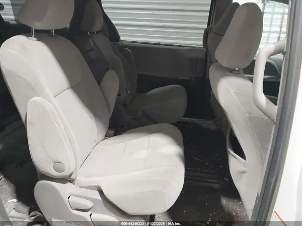 5TDKZ3DC7HS846431 2017 TOYOTA SIENNA - Image 8
