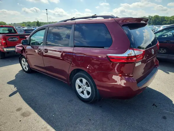 5TDKZ3DC7HS849331 2017 TOYOTA SIENNA - Image 2
