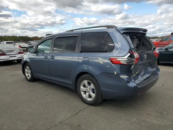 5TDKZ3DC7HS850933 2017 TOYOTA SIENNA - Image 2