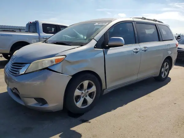 5TDKZ3DC7HS851368 2017 TOYOTA SIENNA - Image 1