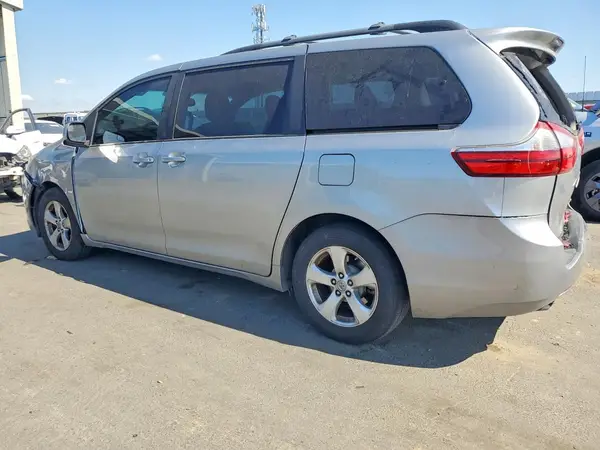 5TDKZ3DC7HS851368 2017 TOYOTA SIENNA - Image 2