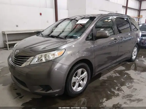 5TDKZ3DC7HS854030 2017 TOYOTA SIENNA - Image 2