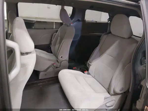 5TDKZ3DC7HS854030 2017 TOYOTA SIENNA - Image 8
