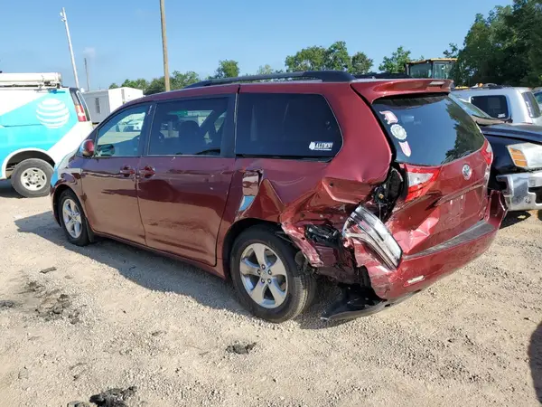 5TDKZ3DC7HS854268 2017 TOYOTA SIENNA - Image 2